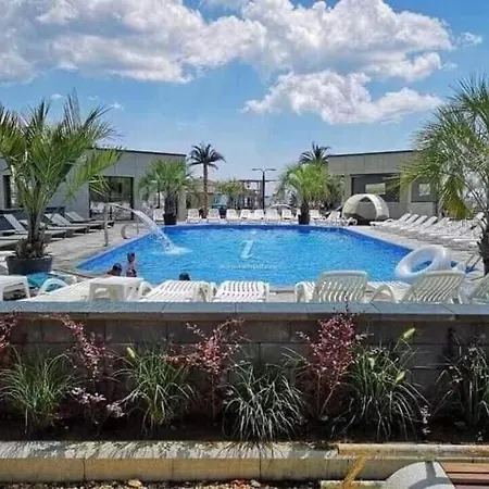Luxury - Pool & 20 Metri De Plaja 아파트 *